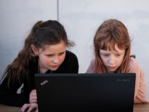 Zwei Mädchen und Laptop