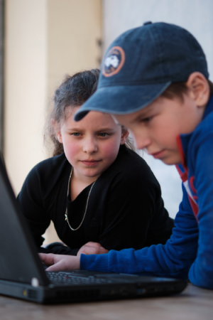 Mädchen und Junge mit Laptop